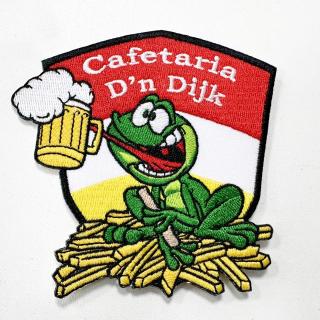 🎉🍔🍟 Wie houdt er niet van carnaval en lekker eten? Bij Cafetaria D'n Dijk in Den Bosch hebben ze ons benaderd voor een ongebruikelijk verzoek en we hebben het waargemaakt! 🐸🍻 Wij hebben het beroemde Oeteldonkse carnaval embleem ontworpen in de stijl van D'n Dijk en we zijn er zo trots op! 🎊🎉 #CafetariaDnDijk #OeteldonkseCarnaval #KikkerMetFriet #Frikandel #Biertje #Feestvreugde #DenBosch #Carnaval #Eetgelegenheid #Populair #Horeca #Embleem #Ontwerp #Viral #SocialMedia #InstaFood #Foodie #NederlandseKeuken #JijBentDeKikker