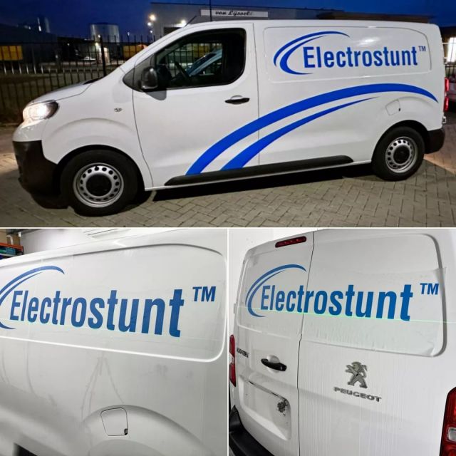 Kijk eens wat wij hebben gedaan! 🤩 Voor onze klant Electrostunt hebben wij zijn nieuwe aanwinst mogen voorzien van bestickering. Het was een uitdagende klus vanwege de omvang en de vorm van het busje, maar dankzij onze expertise en ervaring hebben we de bestickering perfect kunnen aanbrengen. Volg ons voor meer van ons werk en blijf op de hoogte van onze projecten. #bestickering #belettering #electrostunt #peugeot #trots #busje #stickers #specialist #hoogwaardig #uitdaging #perfectresultaat