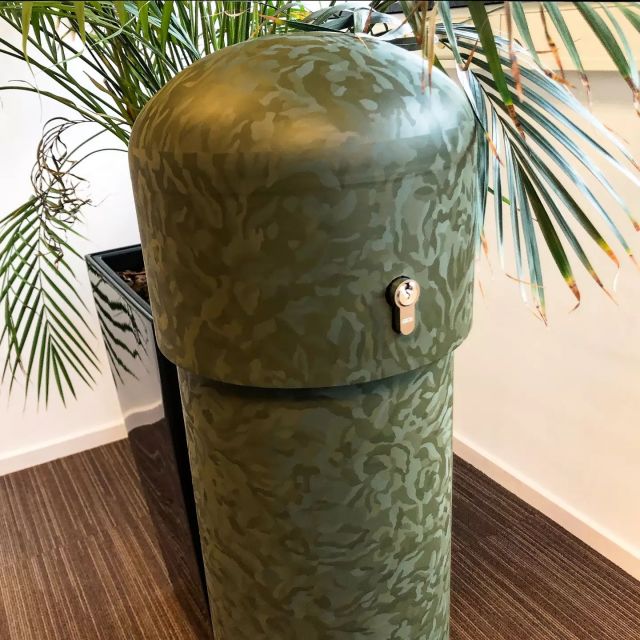 🌳🔍🙈 Een geslaagde opdracht voor Miltop! Met onze specialistische folietechniek hebben we de peilbuis voorzien van groene camouflage, waardoor deze minder opvalt in de natuurlijke omgeving. Zo kunnen we samen bijdragen aan het behoud van de natuur. 🌿🌞 #Miltop #folietechniek #natuurbehoud #groenecamouflage #wrap #wrapping